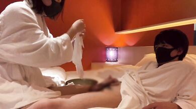 ローションガーゼと亀頭責め手コキでイケメンM男は大量潮吹き射精しちゃいました。Japanese Amateur Squirting and Cumshot Handjob - えむゆみカップル