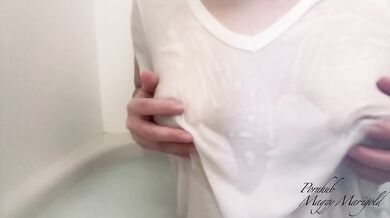 "Japanese amateur nipple play" I masturbated with my nipples over my wet shirt