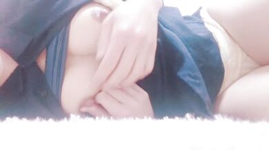 シャツの中、痴漢にブラをはだけさせられて火照りを収めるオナニー Japanese girl masturbation