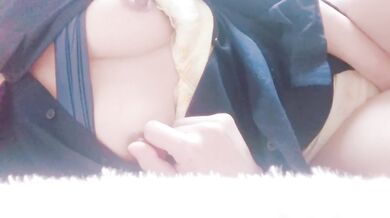 シャツの中、痴漢にブラをはだけさせられて火照りを収めるオナニー Japanese girl masturbation