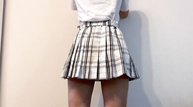 I got a handjob by wearing a skirt that changed color with semen