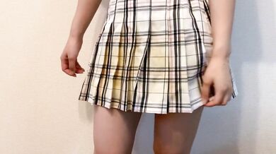 I got a handjob by wearing a skirt that changed color with semen