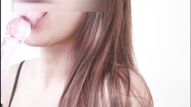 Petite Asian girl cums from dildo 