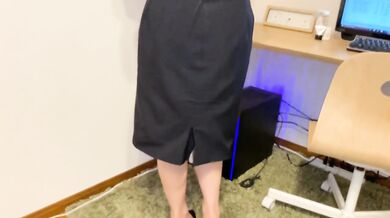 cum onto office skirt from behind the office worker