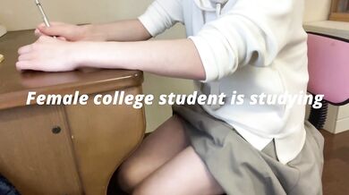 A female college student endures urination while studying, but can not stand pee and pees