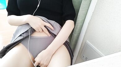[Japanese amateur] Hentai OL masturbates with convulsions during a zoom meeting [Hentai]