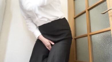 [控えめOLのおしがま]トイレに行きたいのに、上司からの長電話で...