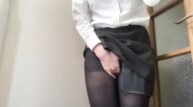 [控えめOLのおしがま]トイレに行きたいのに、上司からの長電話で...