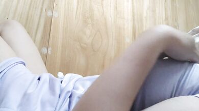 Natural busty Japanese woman who masturbates while holding her pant voice