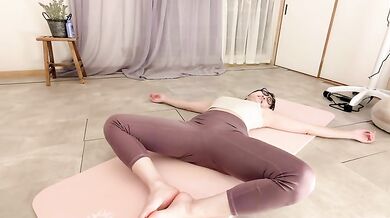 【Full version】着衣。CFMN。エッチなヨガクラス。先生のおまんこ想像してヨガしてください。