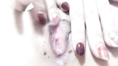【くぱぁ】まんこをおっぴろげて内部のピンクのヒダヒダを見せつけるオナニー膣内からいやらしい白濁マン汁が溢れ出るのを見てください②素人自撮り変態痴女