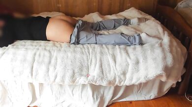 【盗撮風】スマホでエッチな動画見ながら腰ヘコヘコオナニー