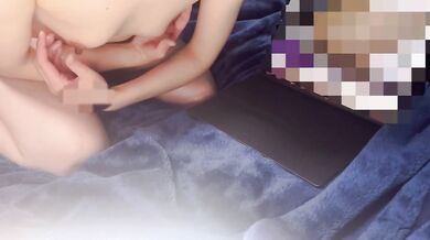 乳首舐めおもちゃ動画見ながらチクニーオマンコヌルヌルオーガズム！