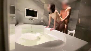 Let's see a couple having sex while making out in a love hotel in the daytime.