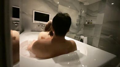 Let's see a couple having sex while making out in a love hotel in the daytime.