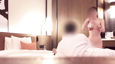While traveling abroad, I woke up at 5 o'clock the next day, but I had a series of rich sex at midnight with an extraordinary feeling