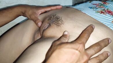 Metela Rico papi! Chupando el coño virgen de Hermanastra Virgen Real casero! Orinando!