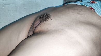 Metela Rico papi! Chupando el coño virgen de Hermanastra Virgen Real casero! Orinando!