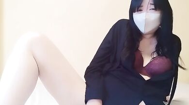 A perverted mature woman who masturbates her clitoris from the morning