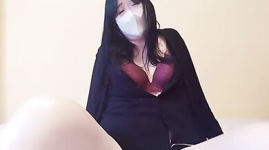 A perverted mature woman who masturbates her clitoris from the morning