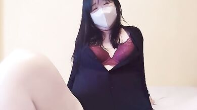 A perverted mature woman who masturbates her clitoris from the morning