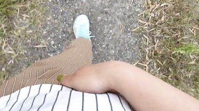 A Japanese woman who stimulates her pussy while taking a walk