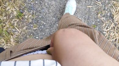 A Japanese woman who stimulates her pussy while taking a walk