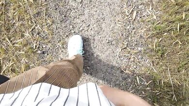 A Japanese woman who stimulates her pussy while taking a walk