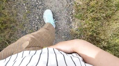 A Japanese woman who stimulates her pussy while taking a walk