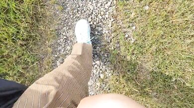 A Japanese woman who stimulates her pussy while taking a walk