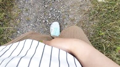 A Japanese woman who stimulates her pussy while taking a walk