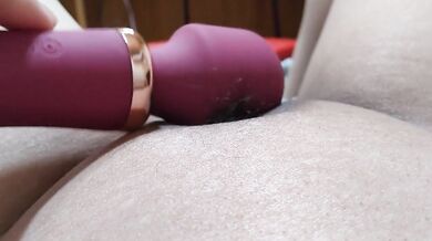 おもちゃでクリトリスオナニーしてイク日本人女性。