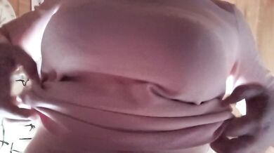 [With subtitles] Crawling on all fours and nipple masturbation. I took it from below, so I was able to take a picture of her shaking her big while shaking it.