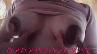 [With subtitles] Crawling on all fours and nipple masturbation. I took it from below, so I was able to take a picture of her shaking her big while shaking it.