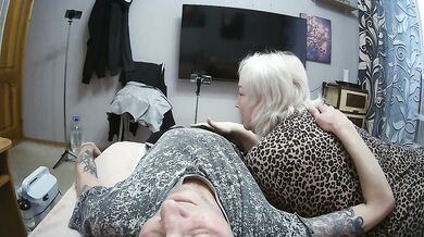 girlfriend gives blowjob to get a mouthful of cum