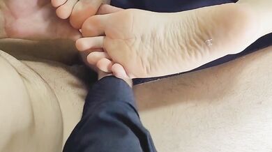 MASSAGING SOFT OILY FEET GENTLELY AND SENSUALLY // FOOT FETISH