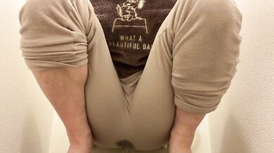 The girl desperate to pee with no hands.