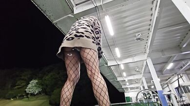 [GOLF] Exposed with fishnet tights [Anal plug]