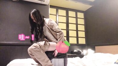 【中文字幕】尿尿 | 女性用灾害专用洗手间后的结果 | 日本女性,用振动器喷水自慰。未经审查的. 潮喷自慰舒服到极致...
