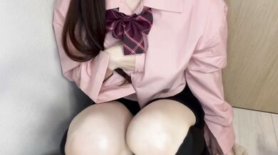I borrowed a toy from the room and masturbated secretly // 18 years old Japan amateur individual shooting