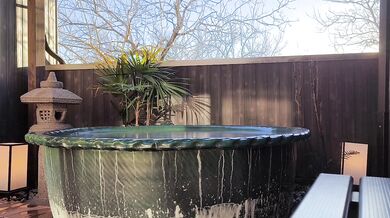Hot spring open air bath(Japanese beauty girl bathing)