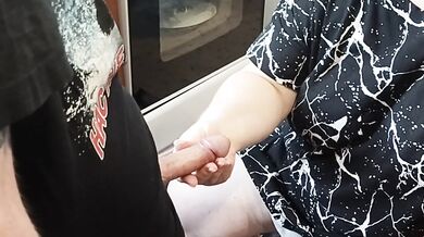 after a deep blowjob, the mother-in-law spat out the sperm