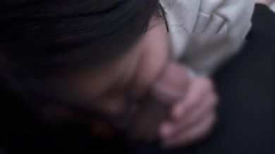 A perverted girl who loves feeling a penis grow bigger in her mouth