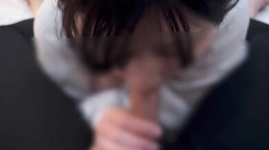 A perverted girl who loves feeling a penis grow bigger in her mouth