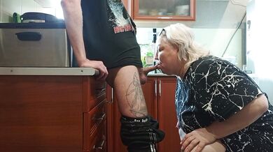 Stepmom spat out all the cum after blowjob