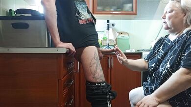 Stepmom spat out all the cum after blowjob