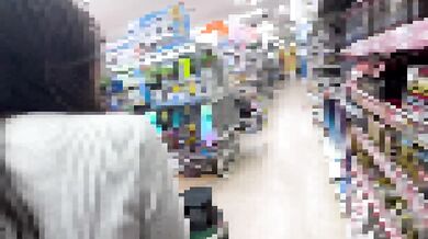 【個人撮影/野外アクメ】朝からクリ吸引機仕込んでお買い物！我慢出来ずバレバレのアクメを繰り返す不倫妻