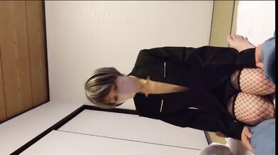 淫乱熟女、足こき手コキ騎乗位イキ狂い隠語射精