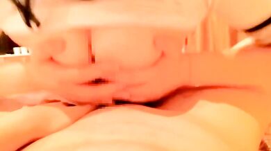 制服姿の巨乳彼女に優しく包み込まれるパイズリでカメラに精子がかかっちゃう大量射精やわらかすぎるおっぱいが気持ち良すぎて我慢できない・・・。