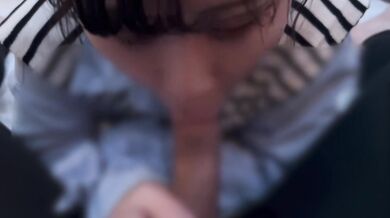 A girl who swallows semen squeezed out solely by blowjob